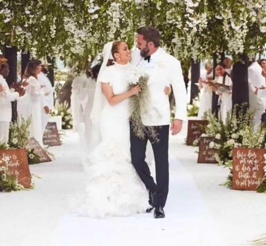 54 yaşındaki Jennifer Lopez bikinili pozlarıyla hayran bıraktı! “Gençlik iksiri içmiş gibi”