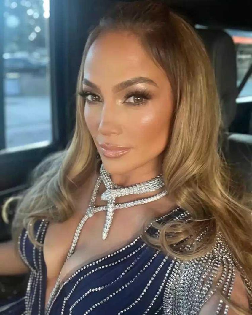 54 yaşındaki Jennifer Lopez bikinili pozlarıyla hayran bıraktı! “Gençlik iksiri içmiş gibi”