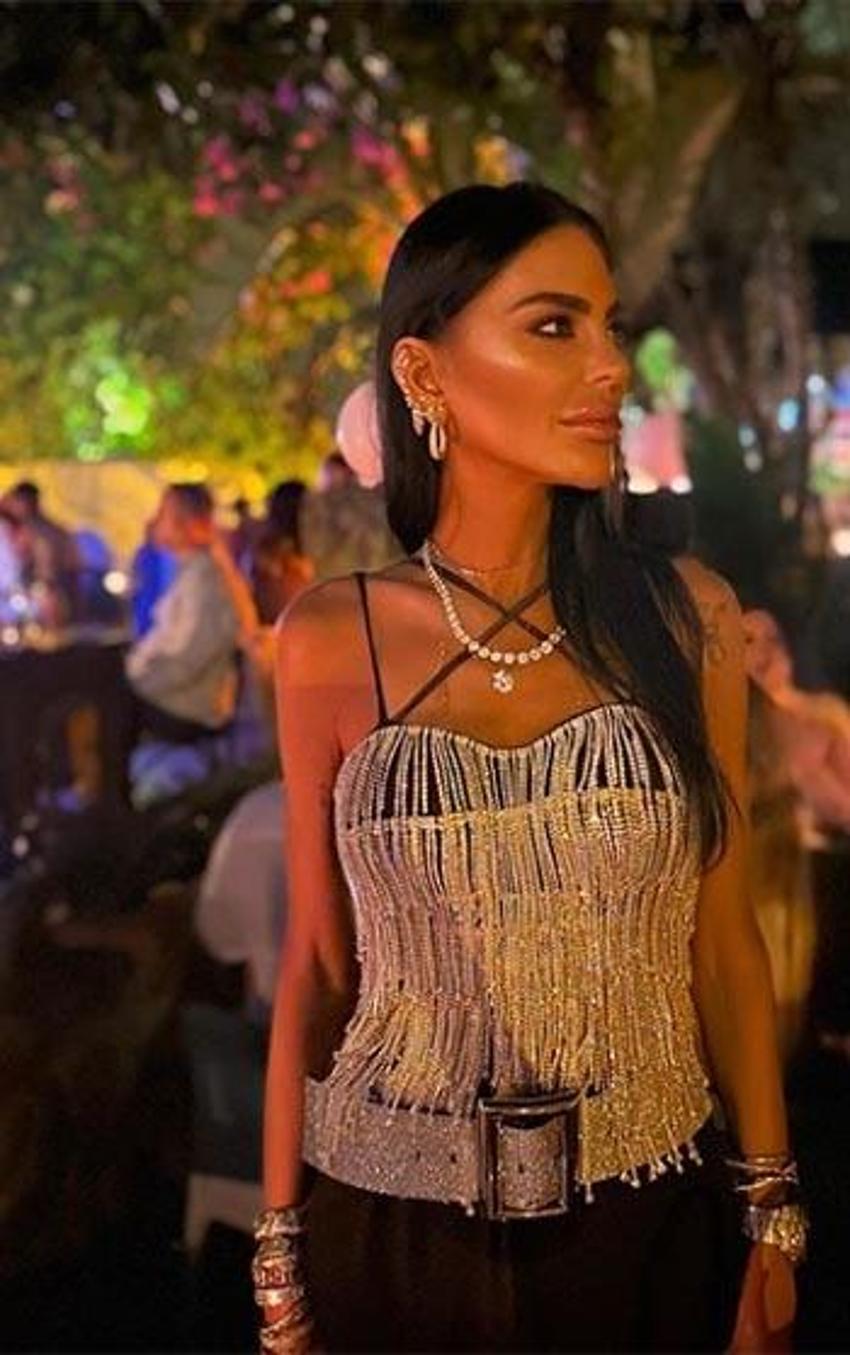 Süreyya Yalçın altın kaplamalı elbise giydi! Zayıflığı ile çok konuşulmuştu şimdi de kıyafetinin fiyatı gündem oldu 