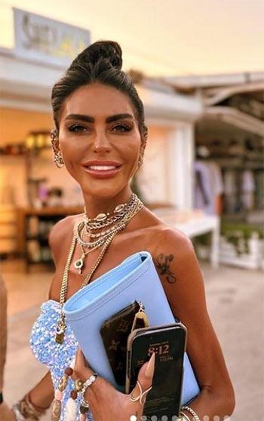 Süreyya Yalçın altın kaplamalı elbise giydi! Zayıflığı ile çok konuşulmuştu şimdi de kıyafetinin fiyatı gündem oldu 