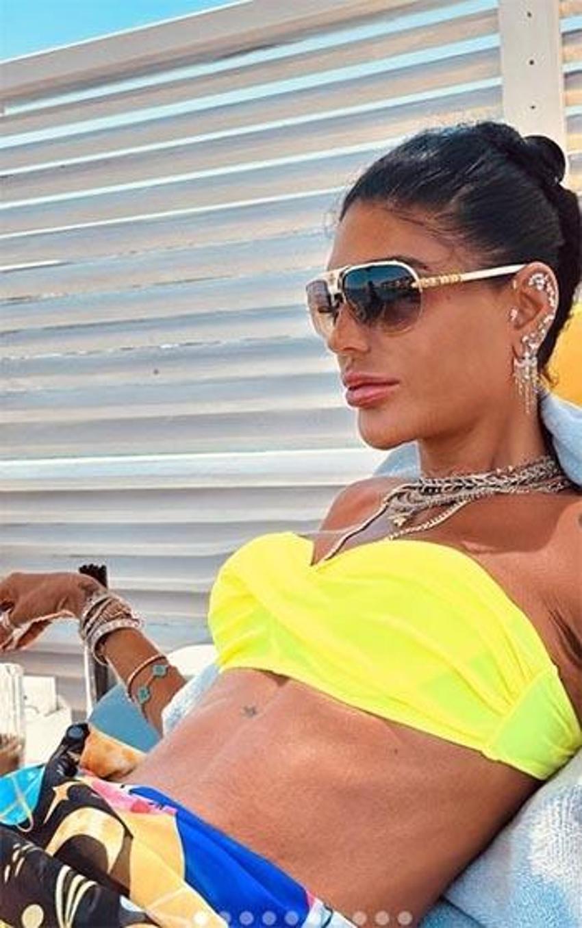 Süreyya Yalçın altın kaplamalı elbise giydi! Zayıflığı ile çok konuşulmuştu şimdi de kıyafetinin fiyatı gündem oldu 