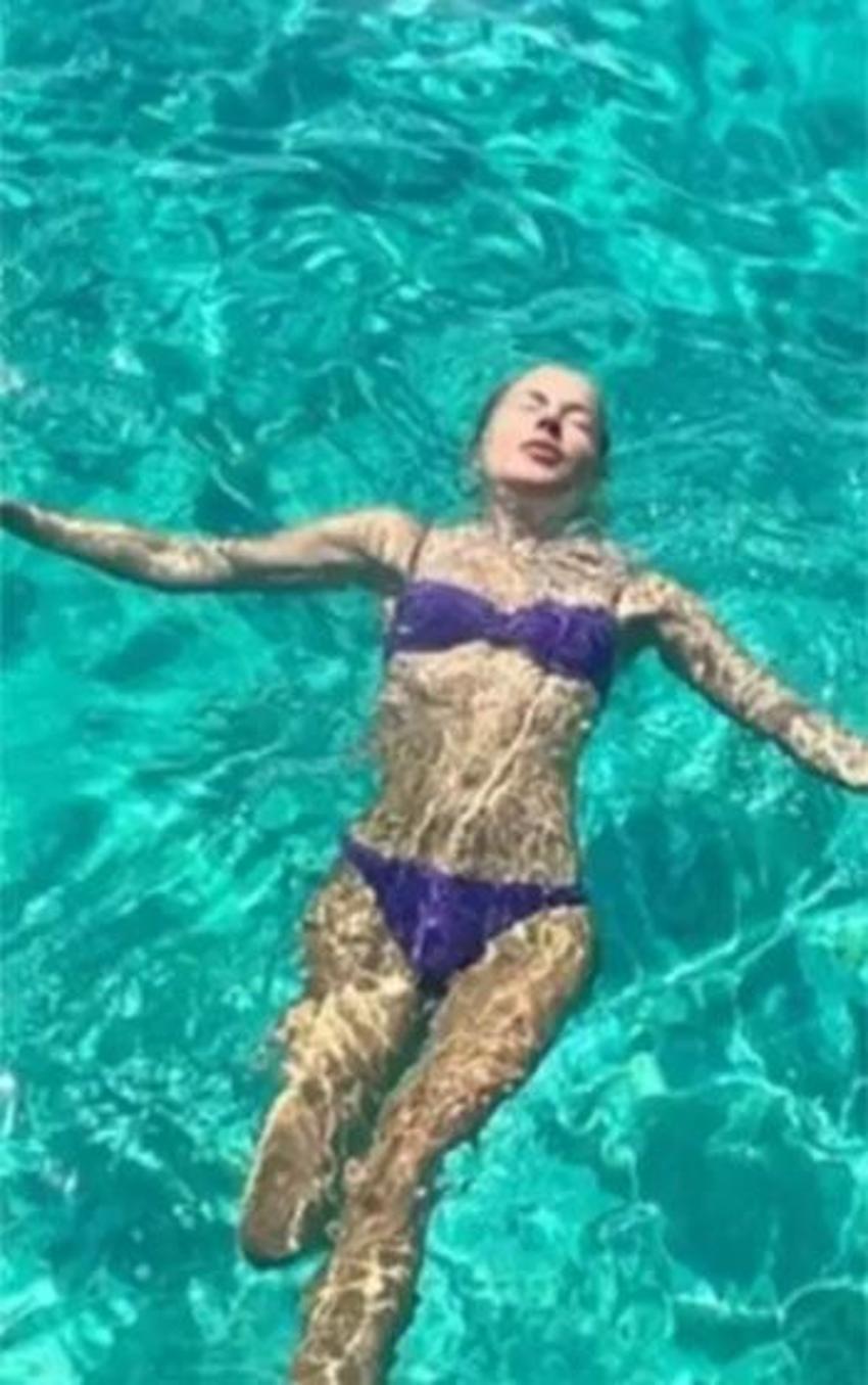 Burcu Esmersoy önce bikinisini tanıttı, ardından serin sulara atladı