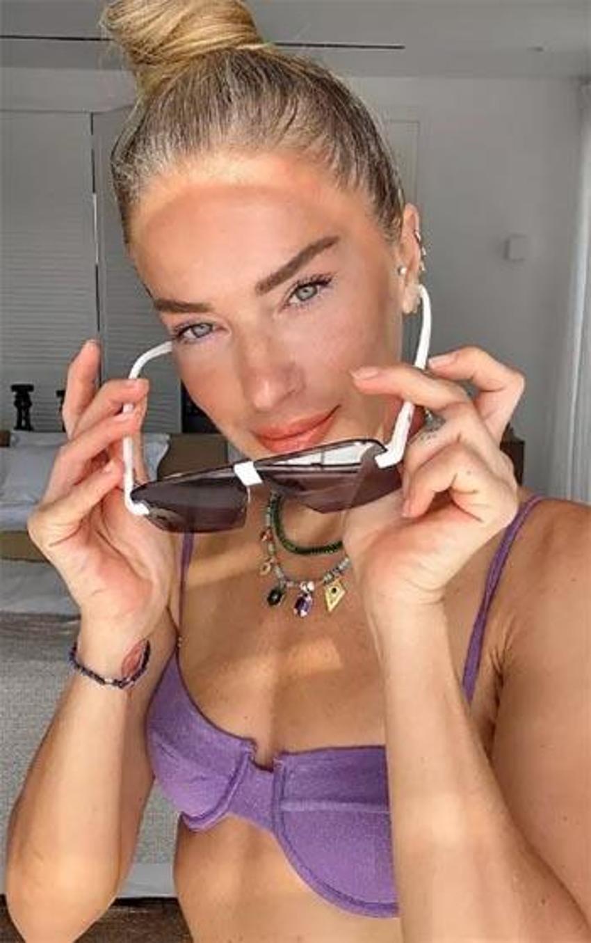 Burcu Esmersoy önce bikinisini tanıttı, ardından serin sulara atladı