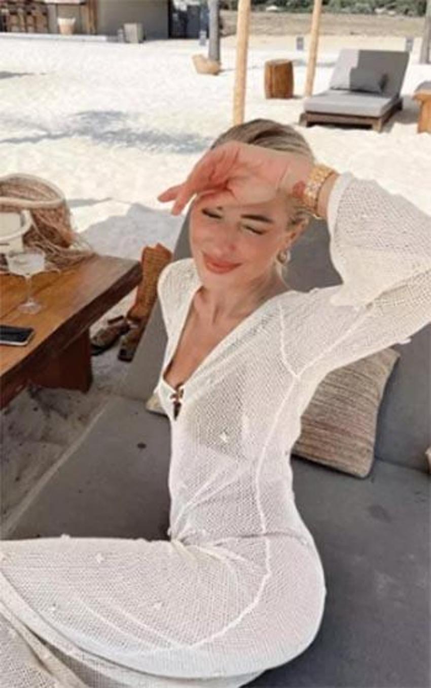Burcu Esmersoy önce bikinisini tanıttı, ardından serin sulara atladı