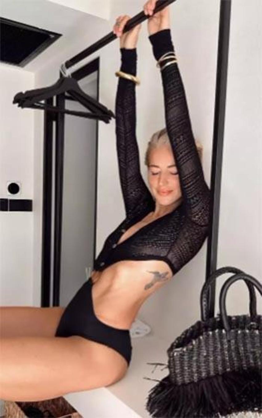 Burcu Esmersoy önce bikinisini tanıttı, ardından serin sulara atladı