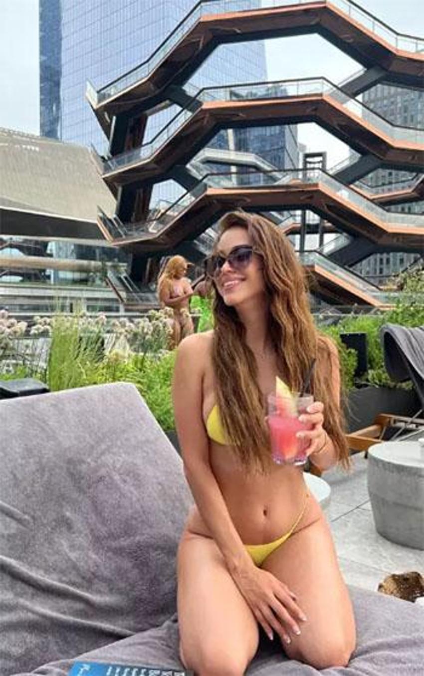 Dünyanın en seksi spikerinin pozlarına beğeni yağdı