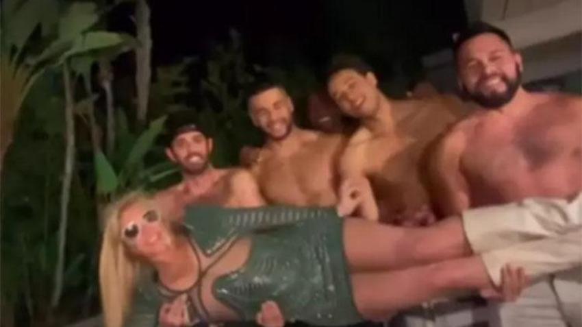 Britney Spears altı erkekle boşanma partisi verdi!
