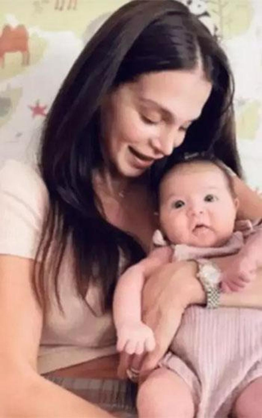 Hepsi grubunun Cemre'si eşinin çektiği fotoğraflara isyan etti