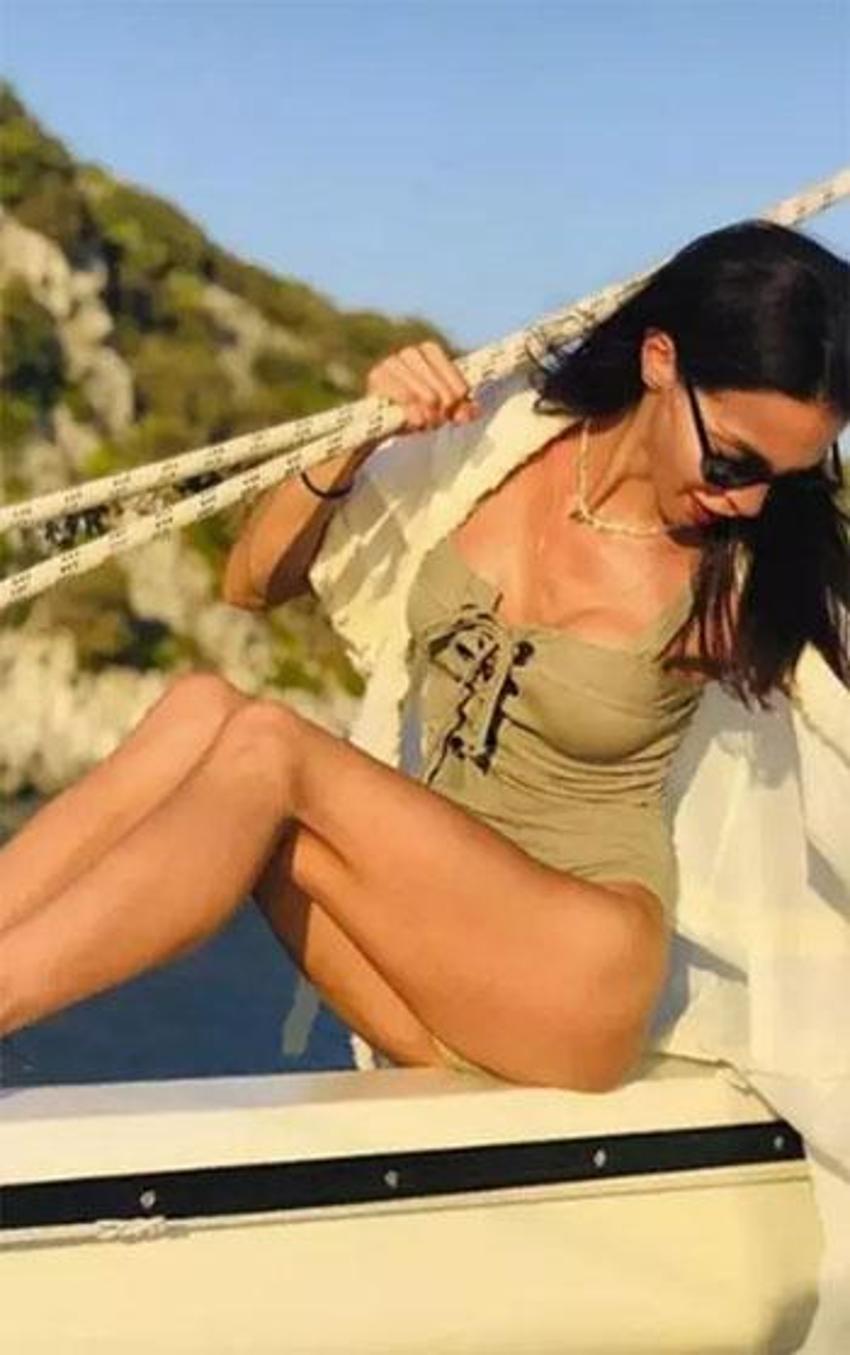 Hepsi grubunun Cemre'si eşinin çektiği fotoğraflara isyan etti