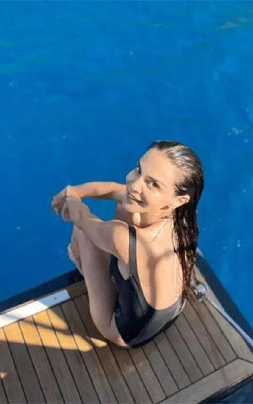 Hepsi grubunun Cemre'si eşinin çektiği fotoğraflara isyan etti