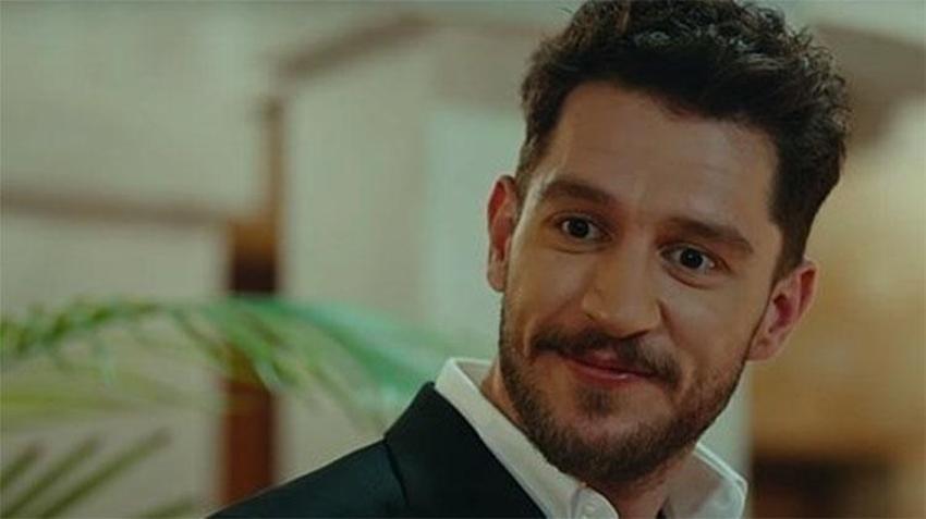 Uraz Kaygılaroğlu kendinden geçti: Sokak müzisyeniyle düet yaptığı anlar gündem oldu