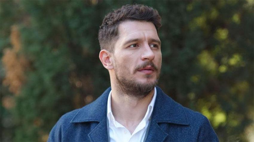 Uraz Kaygılaroğlu kendinden geçti: Sokak müzisyeniyle düet yaptığı anlar gündem oldu