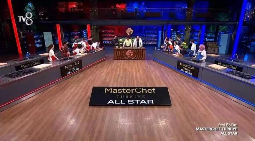 Barbaros bir hareketiyle hayalleri yıktı! MasterChef All Star'da eleme adayını seçerken kahkaha attı!