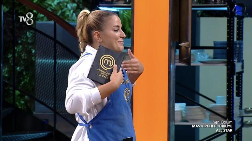 Barbaros bir hareketiyle hayalleri yıktı! MasterChef All Star'da eleme adayını seçerken kahkaha attı!