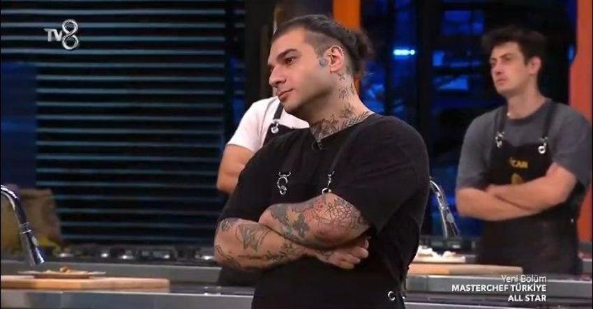 Barbaros bir hareketiyle hayalleri yıktı! MasterChef All Star'da eleme adayını seçerken kahkaha attı!