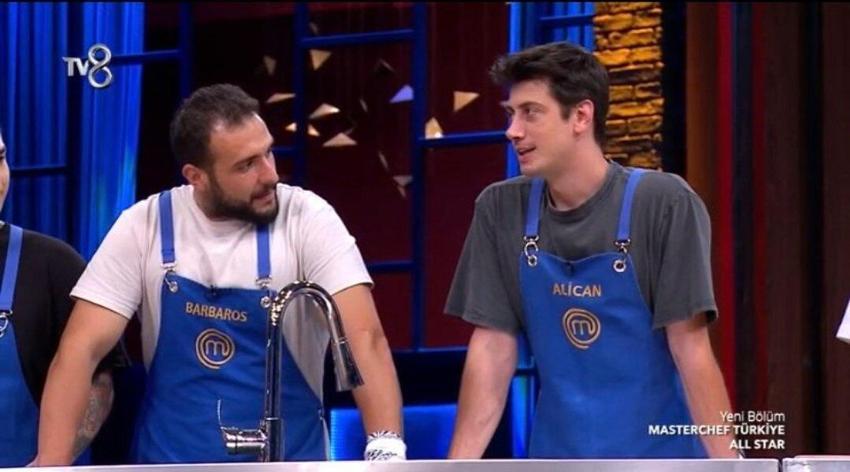 Barbaros bir hareketiyle hayalleri yıktı! MasterChef All Star'da eleme adayını seçerken kahkaha attı!