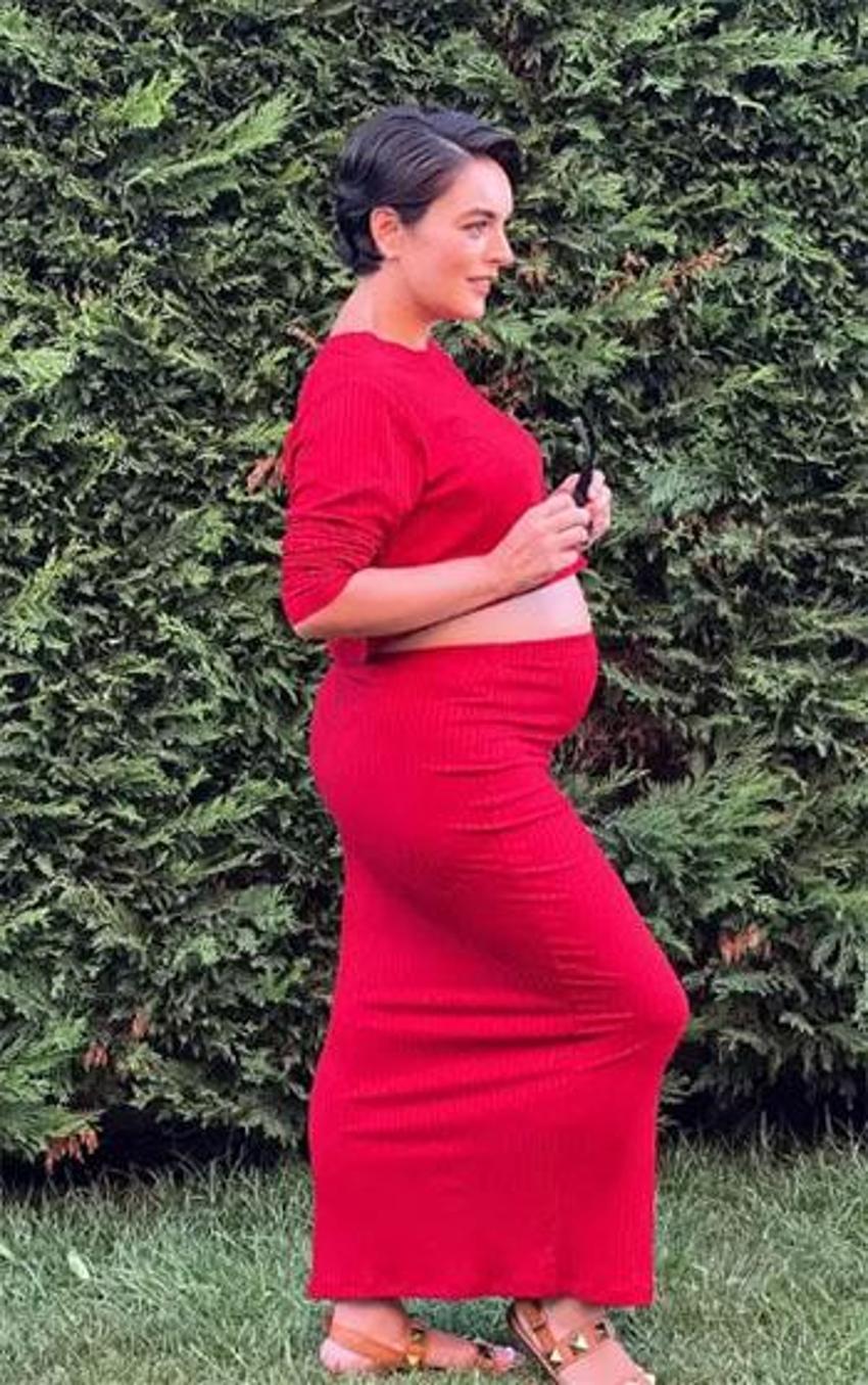 Anne olmak için gün sayıyor: Ezgi Mola'dan karnı burnunda pozlar