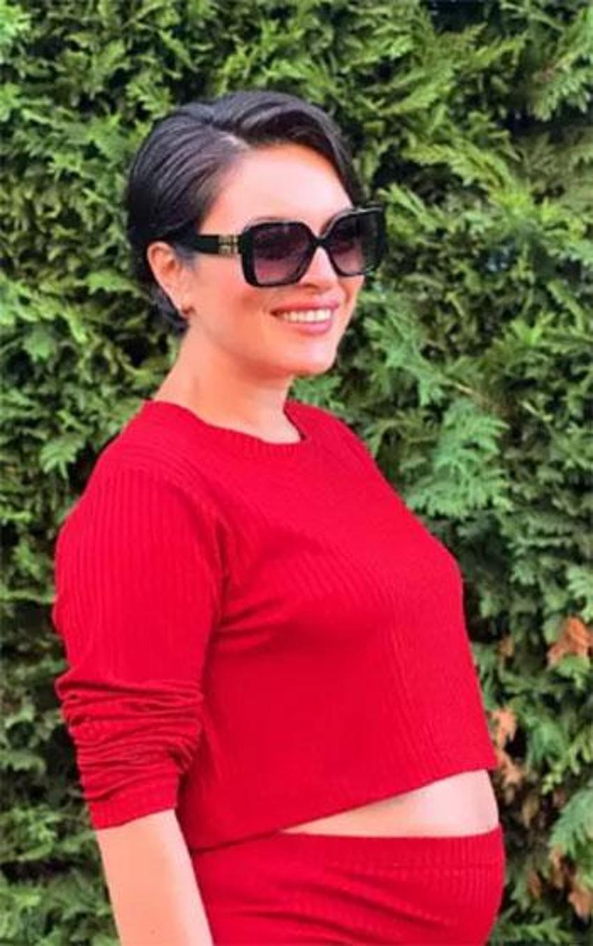 Anne olmak için gün sayıyor: Ezgi Mola'dan karnı burnunda pozlar