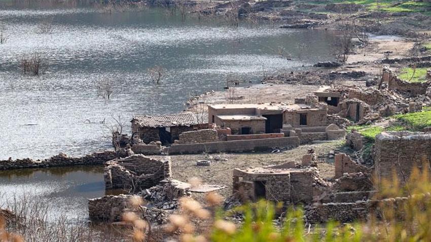 Muğla'da su seviyesi düşünce tarihi köy evleri ortaya çıktı!