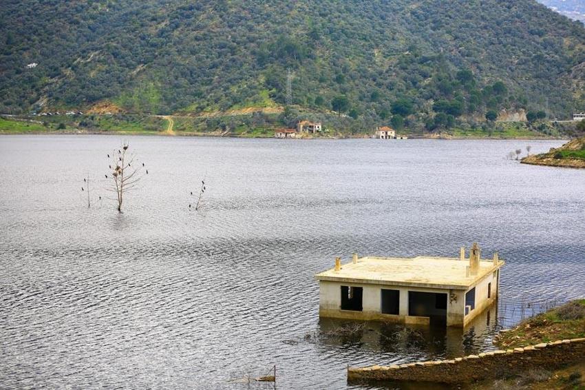 Muğla'da su seviyesi düşünce tarihi köy evleri ortaya çıktı!