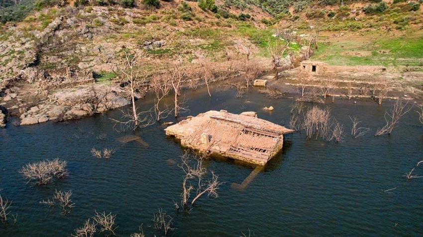 Muğla'da su seviyesi düşünce tarihi köy evleri ortaya çıktı!