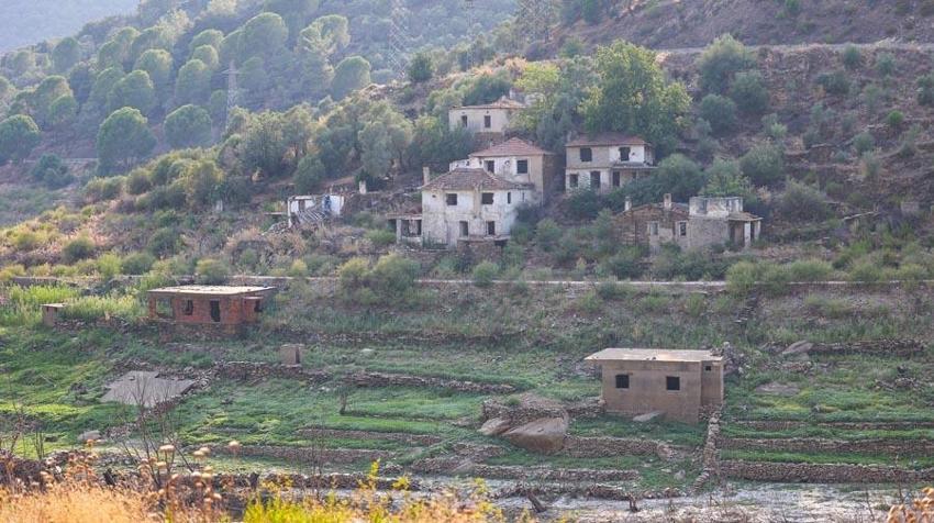Muğla'da su seviyesi düşünce tarihi köy evleri ortaya çıktı!