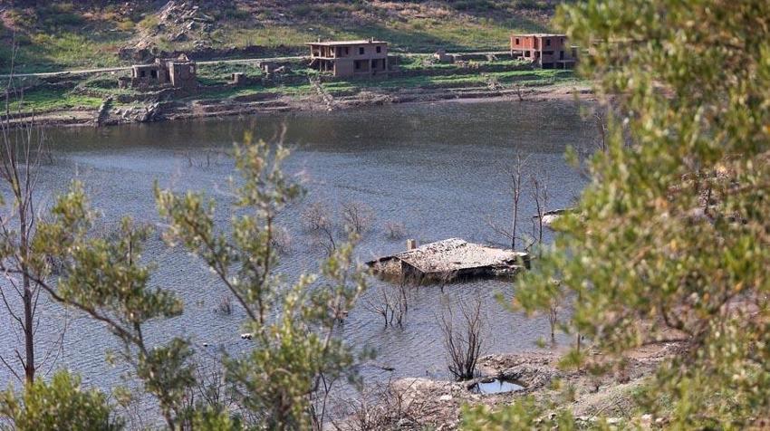 Muğla'da su seviyesi düşünce tarihi köy evleri ortaya çıktı!