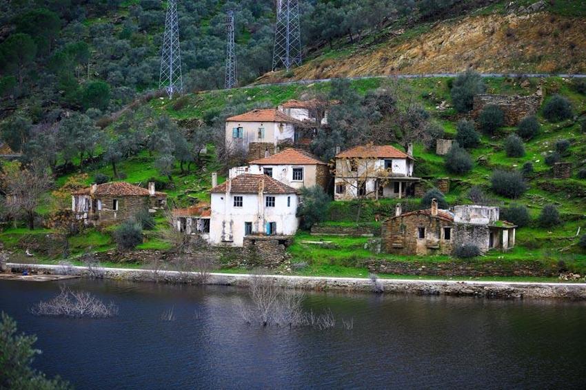 Muğla'da su seviyesi düşünce tarihi köy evleri ortaya çıktı!