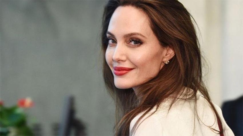 Angelina Jolie'nin dövmeleri gündem oldu