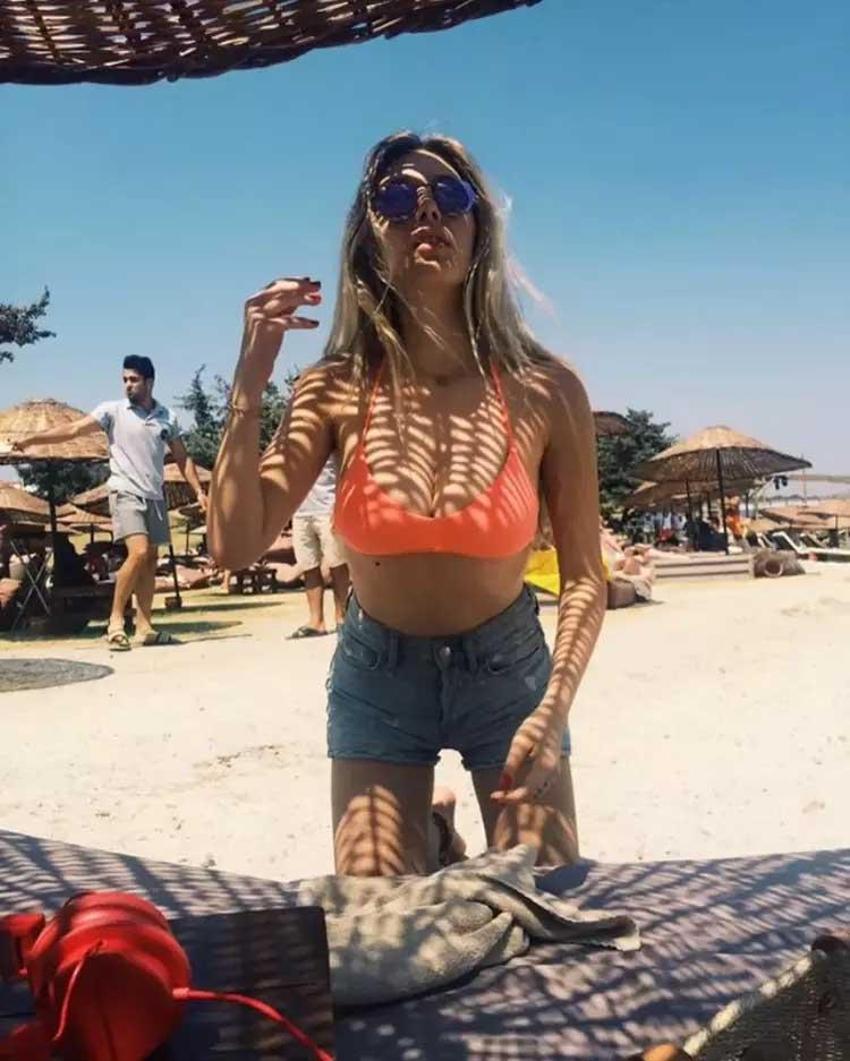 Yasmin Erbil ile Yiğit Poyraz Bodrum'dan romantik anlar! Sevgilisini ısırdı!