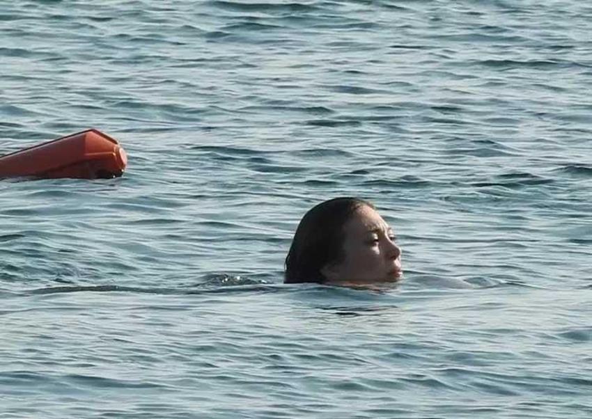 Yasmin Erbil ile Yiğit Poyraz Bodrum'dan romantik anlar! Sevgilisini ısırdı!