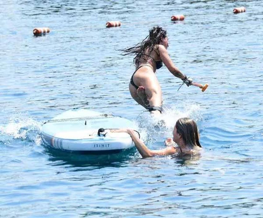 Grup Hepsi’nin Yasemin’i sörf tahtasında çocuklar gibi eğlendi! Görenleri gülümsetti