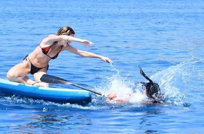 Grup Hepsi’nin Yasemin’i sörf tahtasında çocuklar gibi eğlendi! Görenleri gülümsetti