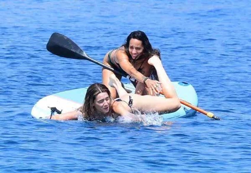 Grup Hepsi’nin Yasemin’i sörf tahtasında çocuklar gibi eğlendi! Görenleri gülümsetti