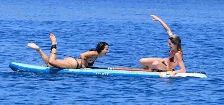 Grup Hepsi’nin Yasemin’i sörf tahtasında çocuklar gibi eğlendi! Görenleri gülümsetti