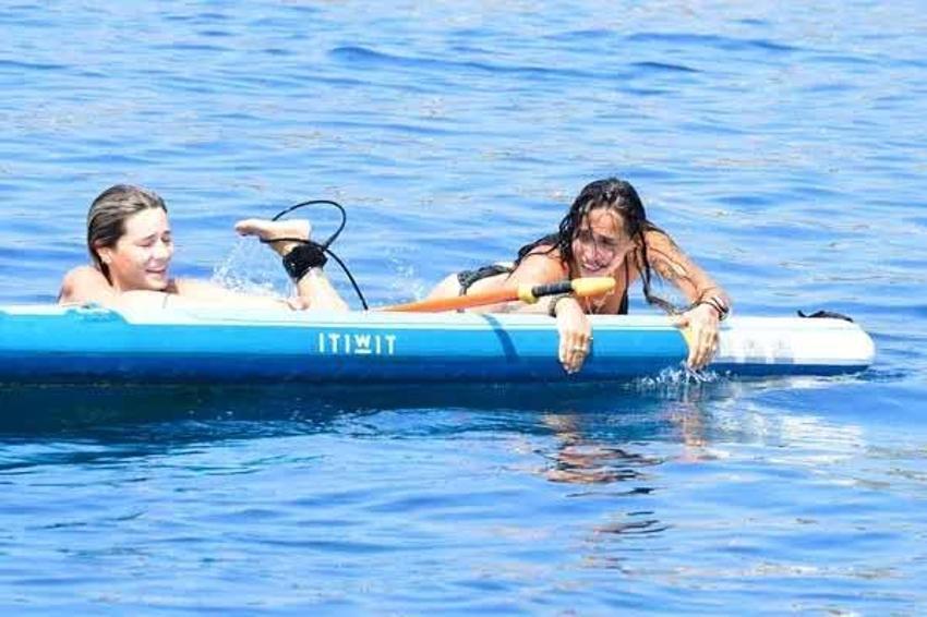 Grup Hepsi’nin Yasemin’i sörf tahtasında çocuklar gibi eğlendi! Görenleri gülümsetti