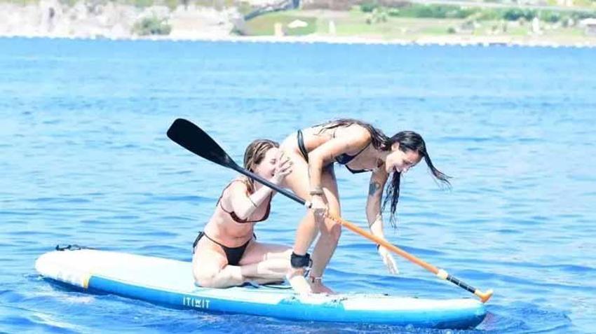 Grup Hepsi’nin Yasemin’i sörf tahtasında çocuklar gibi eğlendi! Görenleri gülümsetti
