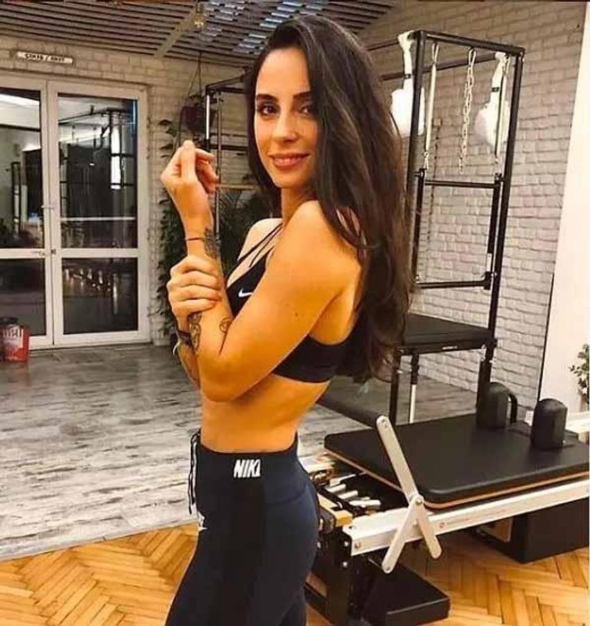 Grup Hepsi’nin Yasemin’i sörf tahtasında çocuklar gibi eğlendi! Görenleri gülümsetti