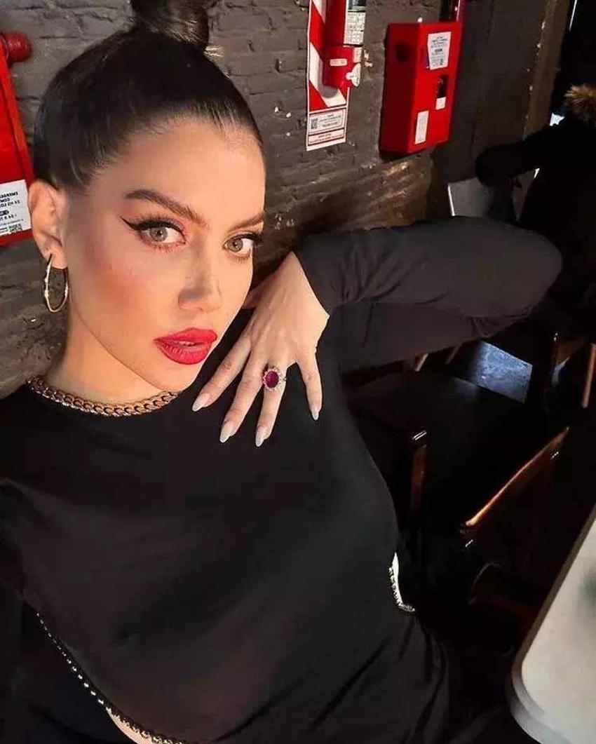 Wanda Nara'nın bornozlu paylaşımına yorum yağmuru! Dekolte abartılı bulundu: 'Icardi'ye saygımdan bakmadım'