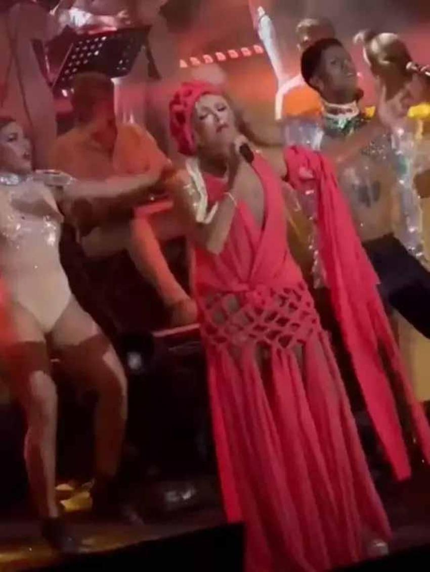 Ajda Pekkan kıyafetiyle dillere düştü! 'Buzdolabı örtüsü'