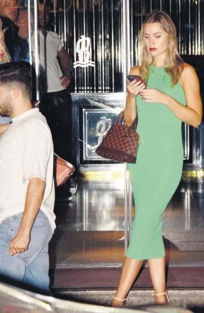 Serdar Ortaç'ın eski eşi Chloe Loughnan evleniyor! Tektaşını paylaşarak yanıt verdi...