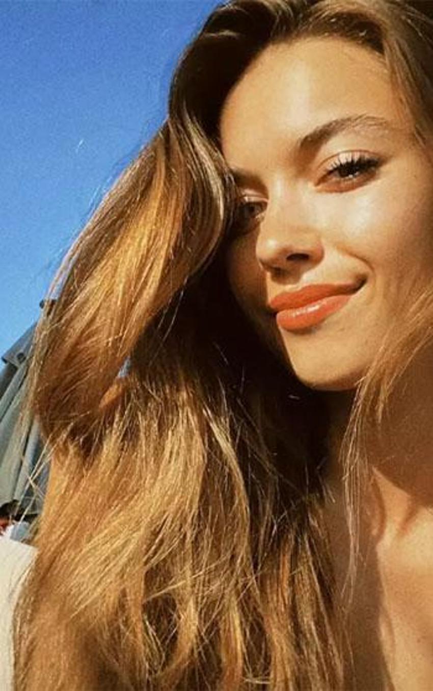 Afra Saraçoğlu sütyensiz pozuyla sosyal medyayı salladı!