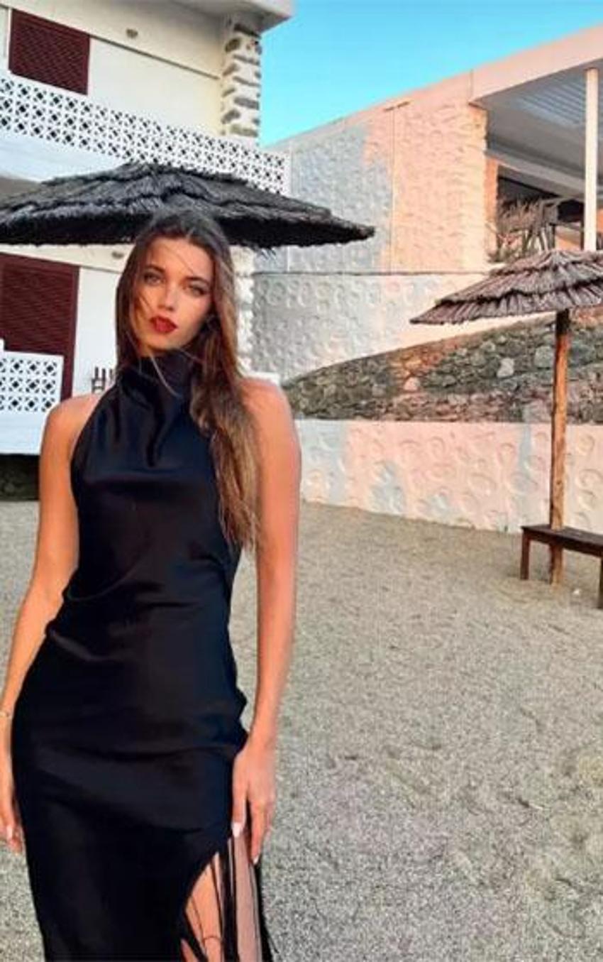 Afra Saraçoğlu sütyensiz pozuyla sosyal medyayı salladı!