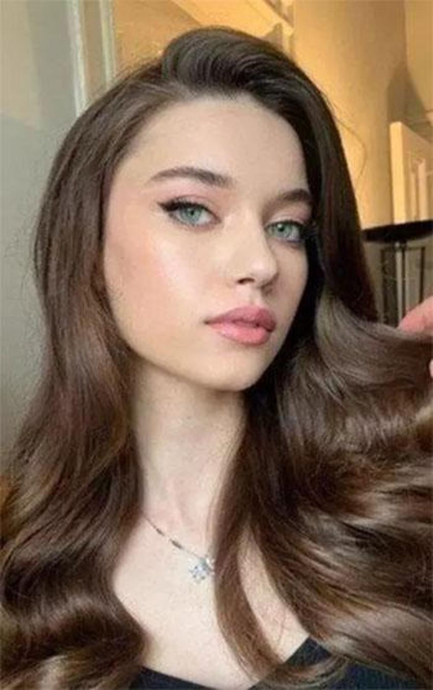 Afra Saraçoğlu sütyensiz pozuyla sosyal medyayı salladı!