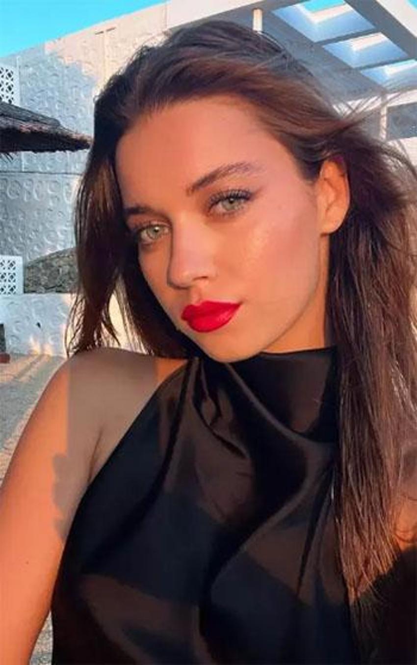 Afra Saraçoğlu sütyensiz pozuyla sosyal medyayı salladı!