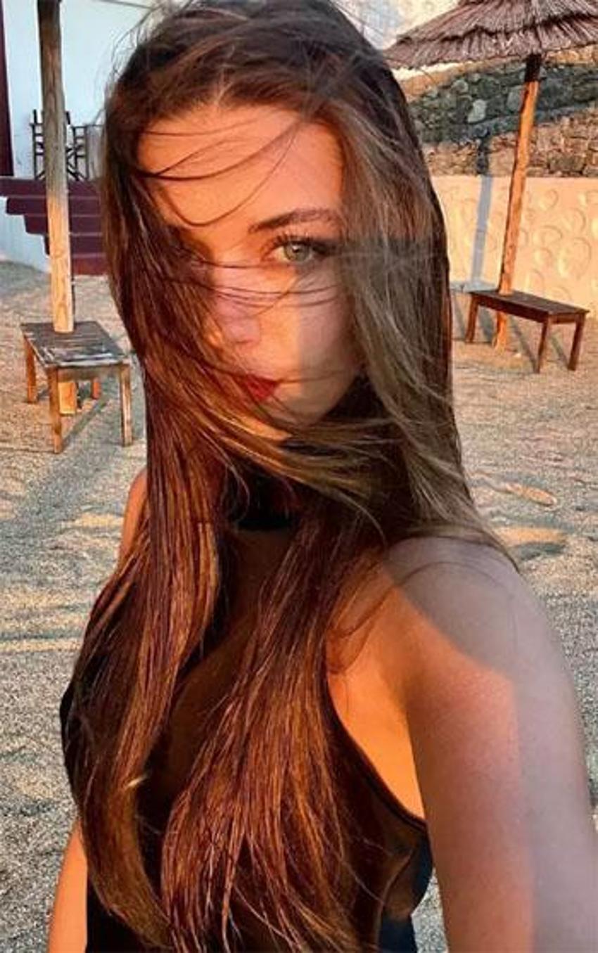 Afra Saraçoğlu sütyensiz pozuyla sosyal medyayı salladı!