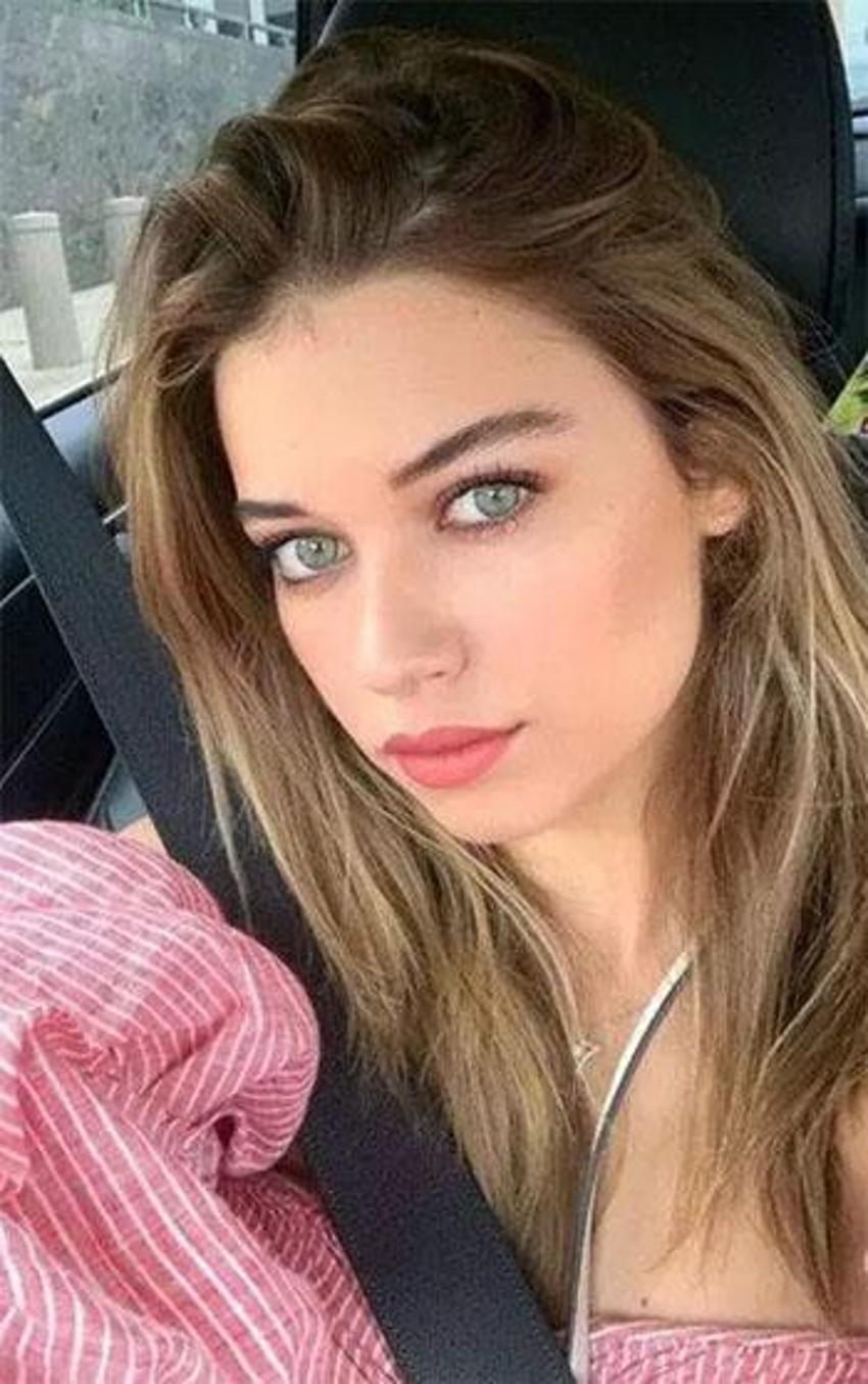 Afra Saraçoğlu sütyensiz pozuyla sosyal medyayı salladı!