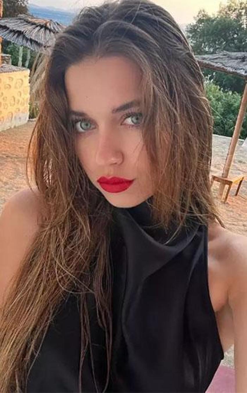 Afra Saraçoğlu sütyensiz pozuyla sosyal medyayı salladı!