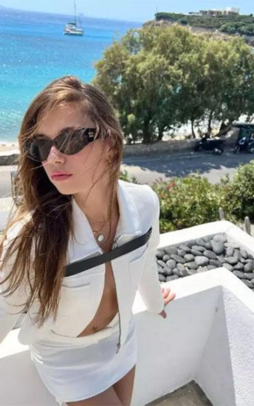 Afra Saraçoğlu sütyensiz pozuyla sosyal medyayı salladı!