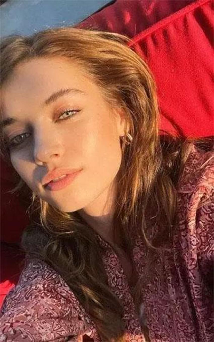 Afra Saraçoğlu sütyensiz pozuyla sosyal medyayı salladı!